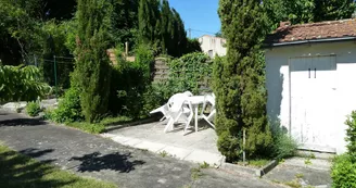 Appartement meublé pour 2 personnes centre ville, jardin et terrasse . Appartement meublé pour 2 personnes centre ville, jardin et terrasse .