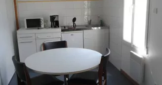 Appartement meublé pour 2 personnes centre ville, jardin et terrasse . Appartement meublé pour 2 personnes centre ville, jardin et terrasse .