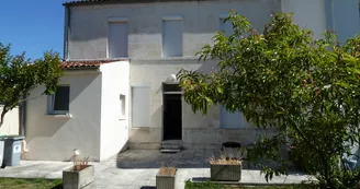 Appartement meublé pour 2 personnes centre ville, jardin et terrasse . Appartement meublé pour 2 personnes centre ville, jardin et terrasse .