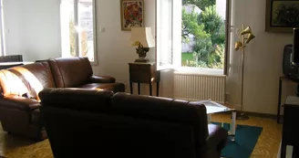Appartement meublé pour 2 personnes centre ville, jardin et terrasse . Appartement meublé pour 2 personnes centre ville, jardin et terrasse .