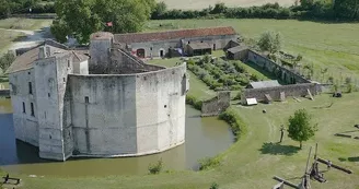 Château Fort de la Fée Mélusine et son parc de loisirs médiéval à St-Jean-d'Angle Château Fort de la Fée Mélusine et son parc de loisirs médiéval à St-Jean-d'Angle