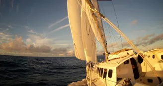 Sortie au coucher du soleil en voilier - Nomade Voile Sortie au coucher du soleil en voilier - Nomade Voile