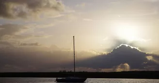 Sortie au coucher du soleil en voilier - Nomade Voile Sortie au coucher du soleil en voilier - Nomade Voile