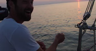 Sortie au coucher du soleil en voilier - Nomade Voile Sortie au coucher du soleil en voilier - Nomade Voile