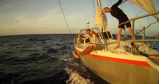 Sortie au coucher du soleil en voilier - Nomade Voile Sortie au coucher du soleil en voilier - Nomade Voile