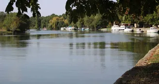 Le port et les quais de Taillebourg Le port et les quais de Taillebourg