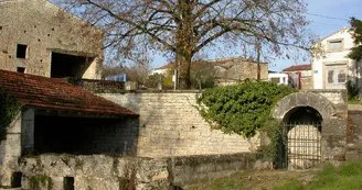 Le lavoir fontaine et le four Le lavoir fontaine et le four