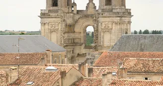 Les Tours et la ville de Saint-Jean d'Angély Les Tours et la ville de Saint-Jean d'Angély